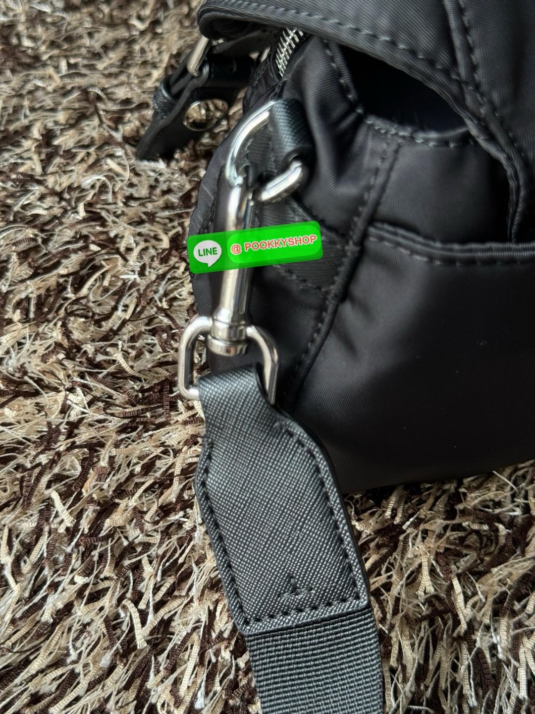 TORY BURCH VIRGINIA SMALL MESSENGER เป็นกระเป๋าที่มีรูปแบบการเปิด-ปิดด้วยกระดุมแม่เหล็ก ทำให้ปากกระเป๋าเปิดง่ายและหยิบสิ่งของสะดวก ซึ่งภายในฐานกระเป๋ามีความกว้างขวางพอสมควร เก็บสิ่งของต่าง ๆ ได้ดั่งใจ มาพร้อมดีไซน์เรียบง่ายสีดำประดับด้วยโลโก้แบรนด์อันเป็น