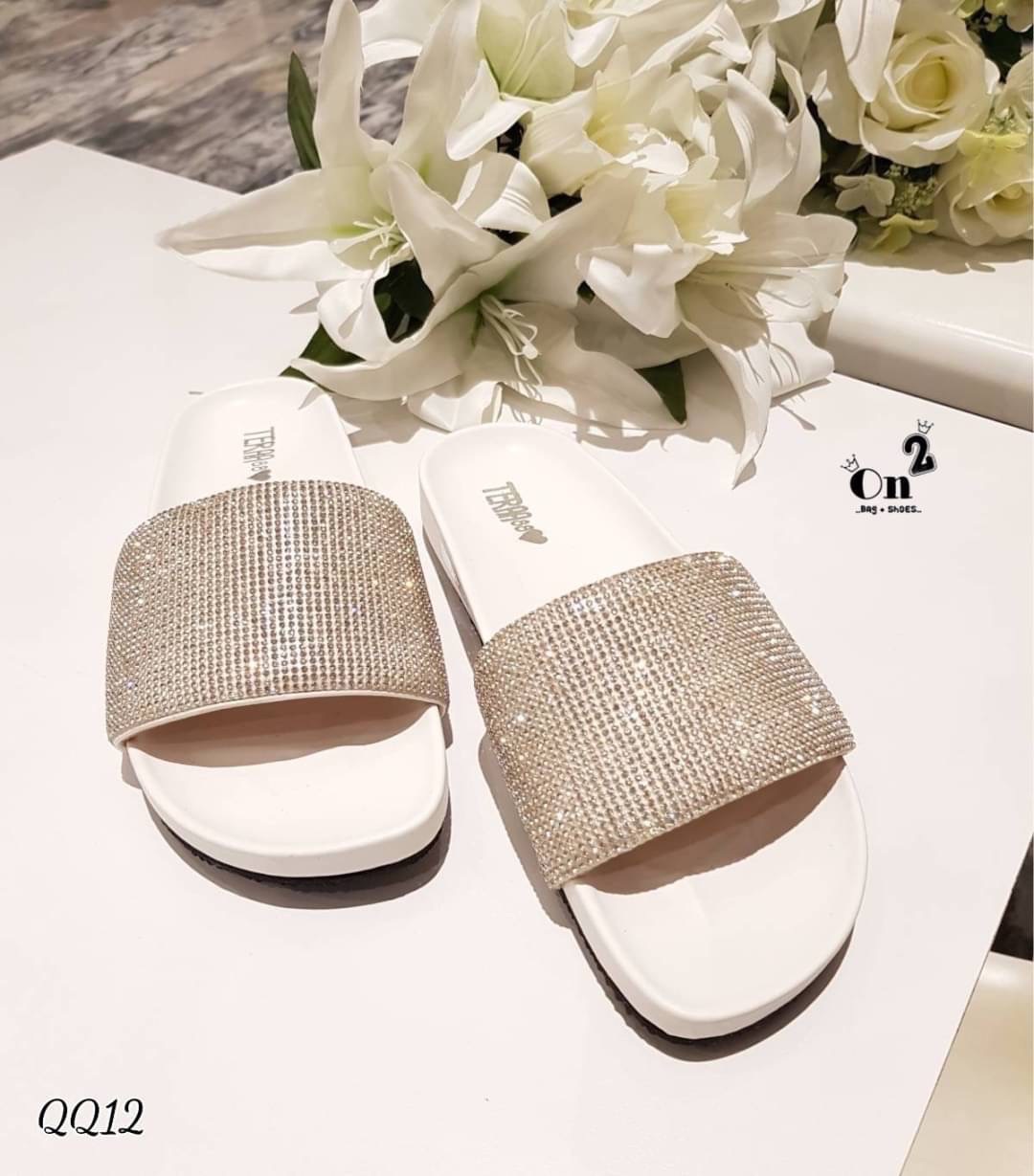 New in....รองเท้าแตะสวมประดับเพชรสไตล์แบรนด์ เพชรวิบวับสวยวิ้ง ตัดสีพื้นเรียบหรู งานใส่สบาย เสริมพื้นซัพพรอตเท้าได้ดีมากค่ะ