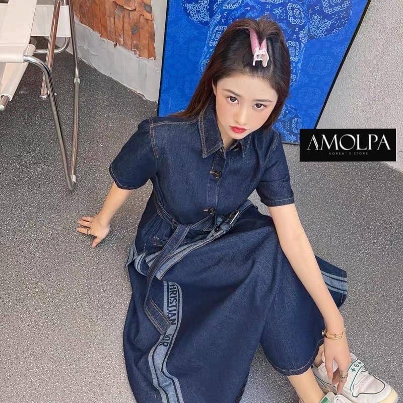 SET TOP+SKIRT CHRISTIAN DIOR DENIM มาให้ช๊อปทั้งเสื้อและกระโปรง สำหรับแบรนด์ CHRISTIAN DIOR คอลเลคชั่นใหม่ งานผ้ายีนส์คุ้มค่าต่อการครอบครองมากกกก สุดคุ้ม ตัวเสื้อเป็นเสื้อคอปกกระดุมหน้า มาพร้อมเข็มขัดยีนส์ หลังปลายเสื้อทออักษร CHRISTIAN DIOR มาพร้อมกระโปร