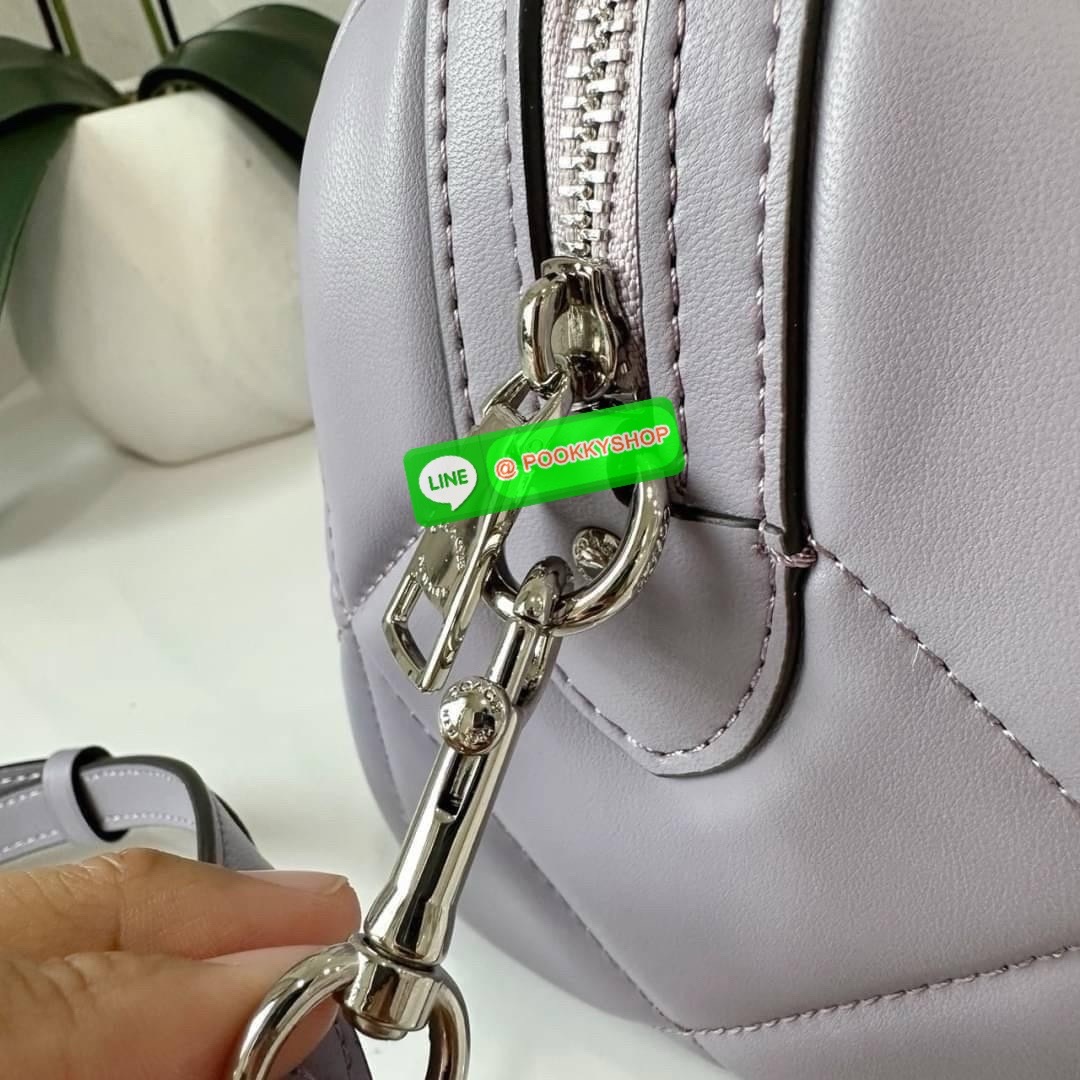 Coach Rowan Satchel With Puffy Diamond Quilting (CJ160) 🔖กระเป๋าทรงหมอนรุ่นใหม่ล่าสุดสัมผัสนุ่มมือ 🔖วัสดุ : Nappa leather (หนังแนบปา) 🔖เปิด-ปิดด้วยซิปแบบโลหะ ภายในช่องโล่งกว้าง ใส่กระเป๋าสตางค์ใบยาวได้ มีหมุดรองฐานอยู่ทรง 🔖