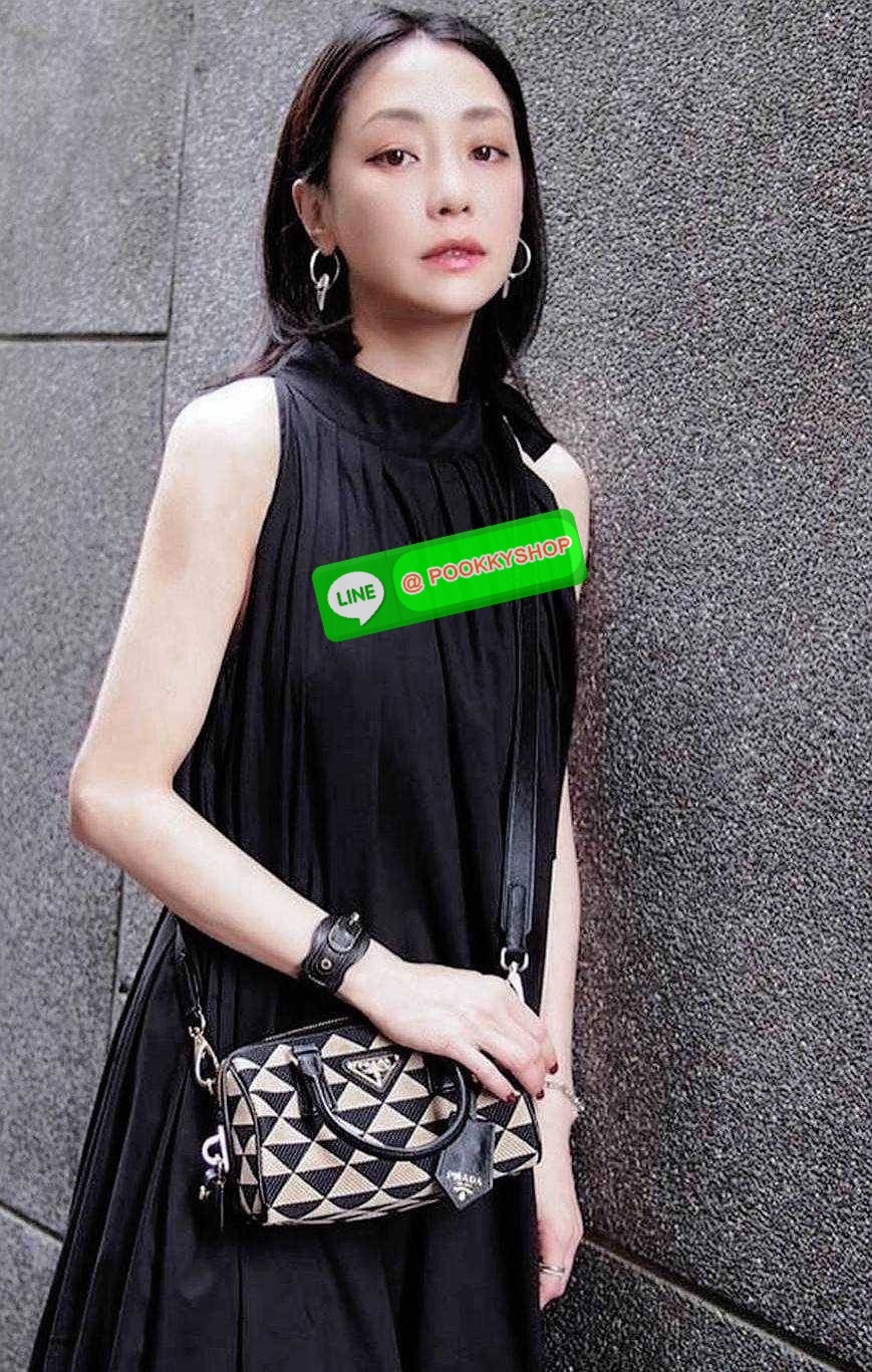 ✴️ห้ามพลาด!✴️PRADA FABRIC MICRO BAG VIP GIFT WITH PURCHASE (GWP) กระเป๋าพรีเมี่ยมกิ๊ฟ Limited จาก PRADA DUTYFREE COUNTER โดดเด่นที่วัสดุ Jacquard Fabric Micro ดีไซน์สวยคลาสสิคขนาดกำลังดี หูกระเป๋าประดับTagแบรนด์ถอดออกได้ ภายในมีโลโก้ ใส่มือถ