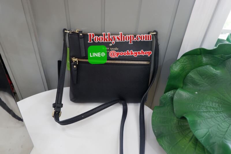 Kate Spade new york saffiano crossbody bag ด้านหน้ามีหนึ่งช่องซิปสำหรับใส่มือถือหรือของจุกจิก เปิดปิดกระเป๋าช่องหลักแบบซิป ด้านในโล่ง มีช่องให้ใส่ของจุกจิกหนึ่งช่อง สายสะพายถอดไม่ได้ เลื่อนปรับระดับได้