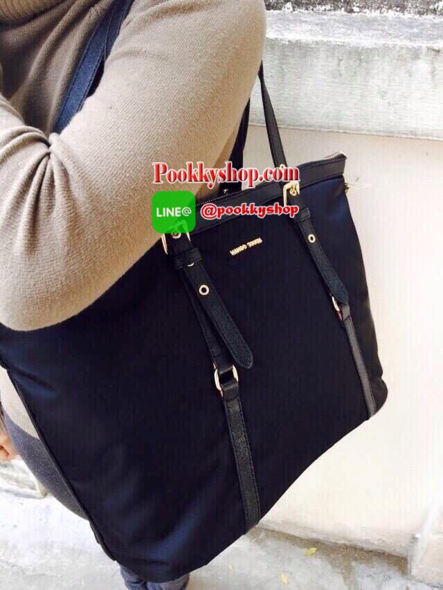 กระเป๋าทรงเท่ห์ สีดำ ยี่ห้อ MANGO คล้าย PRADA วัสดุทำด้วยผ้าร่ม น่าใช้ ขอบและสายกระเป๋าเป็นหนัง saffiano อะไหล่สีทอง ตัดกันลงตัว ดูดีค่ะ ภายในมีช่องซิป 1 ช่อง ฐานแข็งเป็นทรง สายยาวถอดออก และปรับระดับได้ จุของได้เยอะเลยค่ะ เป็นสินค้าแบรนด์แท้ งาน Sale ค่ะ