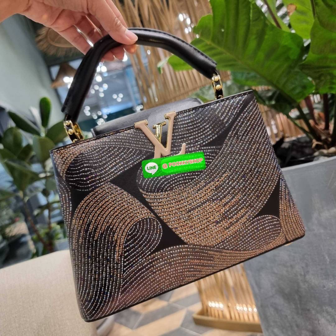 NEW IN!! LV capucines top handle วีไอพีพรีเมี่ยมกิ๊ฟจากเคาน์เตอร์ ที่สุดของความสวยในราคาเบาๆ กระเป๋าถือสุดหรู ดีไซน์ทรงคลาสสิค พร้อมลวดลายหรูหรา มาพร้อมหูจับในตัว ด้วยรูปทรงวินเทจและวัสดุหนังแท้ ขับผิว ทำให้ไอเท็มนี้สะกดทุกสายตาจริงๆ และยังมีลูกเล่นที่ฝาป