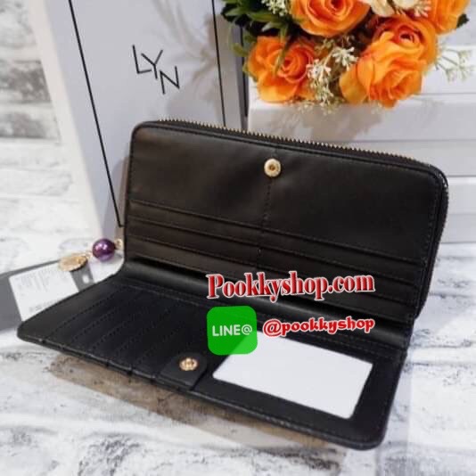 Lyn กระเป๋าสตางค์ใบยาว ด้านหน้าปั๊มโลโก้แบรนด์ แต่งโลหะทอง ด้านในมีช่องใส่บัตรเยอะมาก และมีช่องซิบ ตัวจับซิบแต่งไข่มุกเม็ดโตๆห้อยป้ายโลหะปั๊มโลโก้แบรนด์ด้วยสวยมากเกินหน้ามากค้าาา