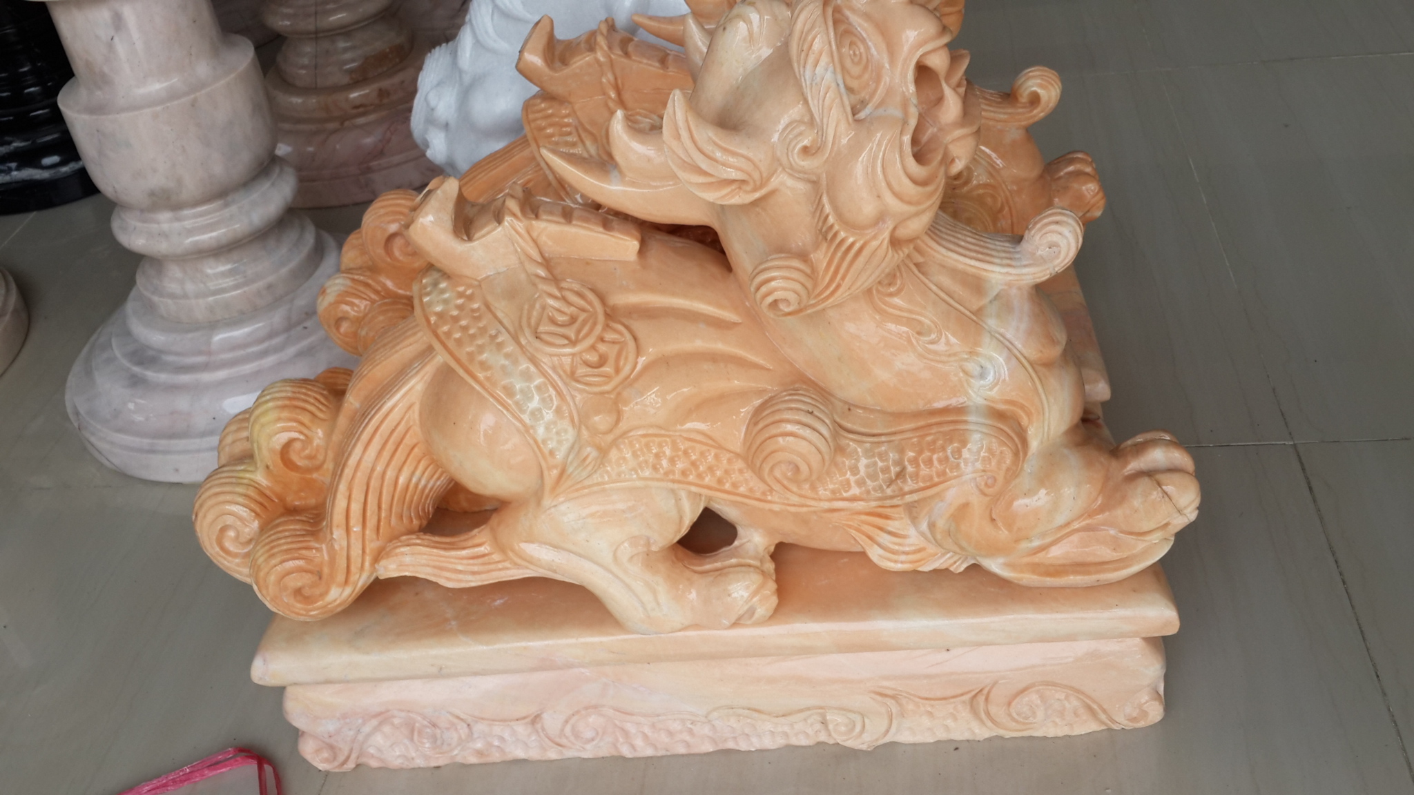 ปี่เซี๊ยะคู่ ยาว50เซนติเมตร กว้าง20เซนติเมตร หินอ่อนสีส้ม