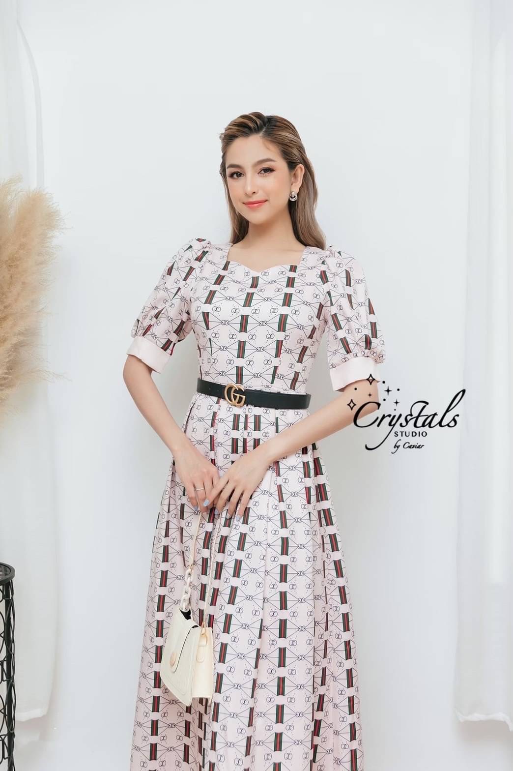 เป็นชุดที่บอกเลยว่าใส่ได้หลากหลายโอกาสแน่นอนค่ะ กับงานเดรสคอเหลี่ยม แขนตุ้กตา ช่วงเอวเก็บทรงสวย กระโปรงยาวเย็บจับจีบใหญ่รอบตัว จัดพร้อมเข็มขัดGCหัวสีทองตามรูป ด้วยดีเทลและคัตติ้งสุดพรีเมียม เนื้อผ้าพิมพ์ลายที่เป็นแบบเฉพาะจากเรา รับรองว่าไม่ซ้ำใครแน่นอน สี
