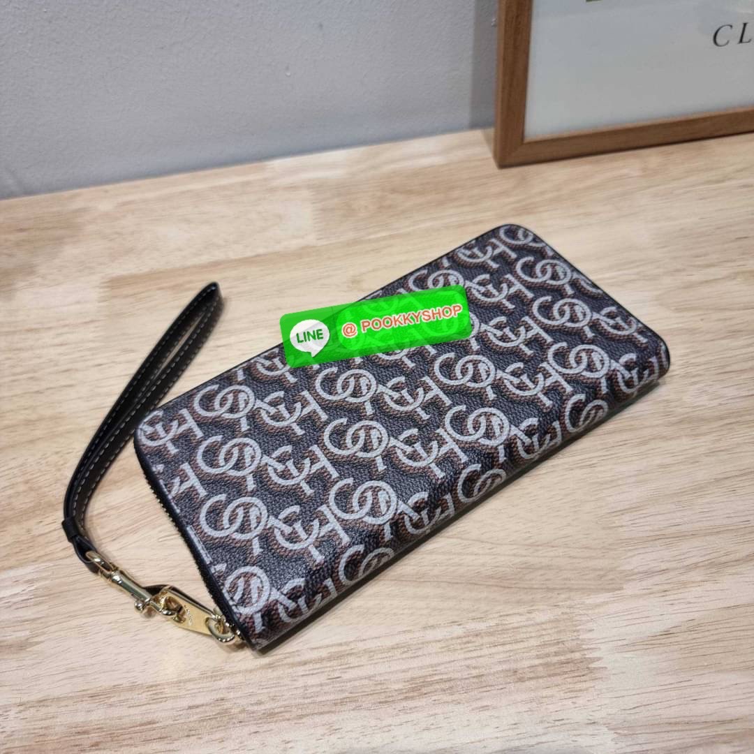 COACH CF521 LONG ZIP AROUND WALLET WITH SIGNATURE MONOGRAM 🔆 Details กระเป๋าสตางค์ใบยาว คอลเลคชั่นใหม่ กับดีไซน์ใหม่ ฉีกกฏทุกการดีไซน์ ด้วยลวดลายโมโนแกรมรอบใบโดดเด่น สะดวกใช้งานด้วยสายคล้องมือที่สามารถถอดออกได้ พกพกง่ายที่สุด รูดใช้งานด้วยซิปรอบใบ