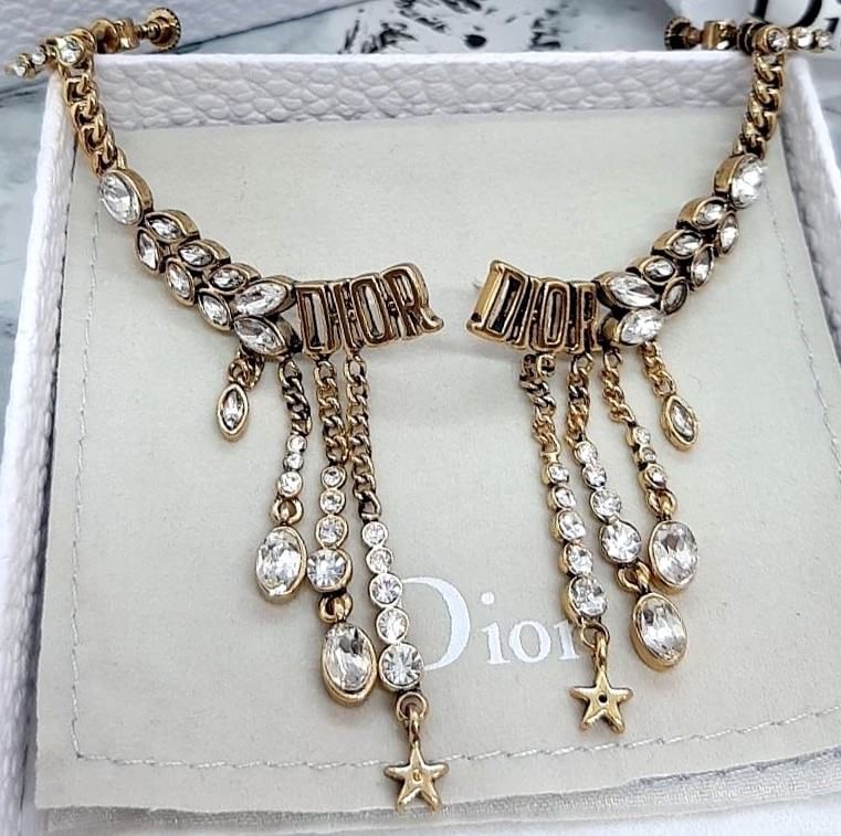 Dior Earring Brand ตัวเรือนสีทองประดับเพชร งานสแตมป์แบรนด์นะคะ ใส่ไล่ใบหู สวยเริ่ดที่สุดดด ใส่เทียบแท้ มากี่รอบก็หมดเกลี้ยงเลยค่ะ งานสวย รีบ ๆ เลยนะคะ ช้าหมด อดใส่นะคะ ใส่ออกมาสวยเก๋ที่สุดค่ะ ก้านเงินแท้ 💯%