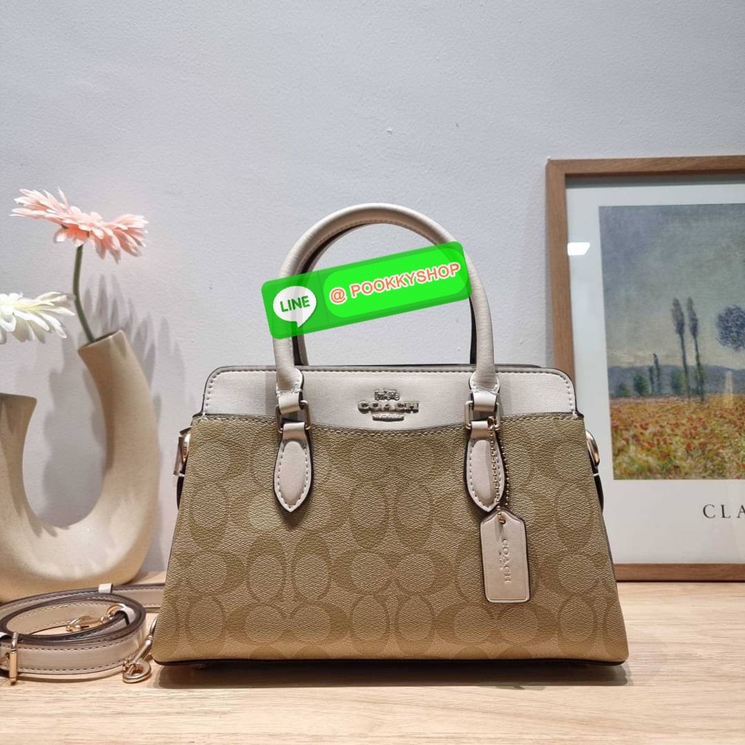 COACH CH503 MINI DARCIE CARRYALL IN BLOCKED SIGNATURE CANVAS คอลเลคชั่นใหม่ กระเป๋าสะพายทรงถัง ไซส์มินิ ดีไซน์ออกมาดูหรูมาก วัสดุหนังแคนวาสเคลือบผิว สวย คลาสสิค มาพร้อมสายสะพายข้างและหูหิ้วในตัว ถอดออกถือคล้องแขนเก๋ๆ หรูๆยังได้ ภายในเป็นช่องโล่ง แบ่งสัดส่