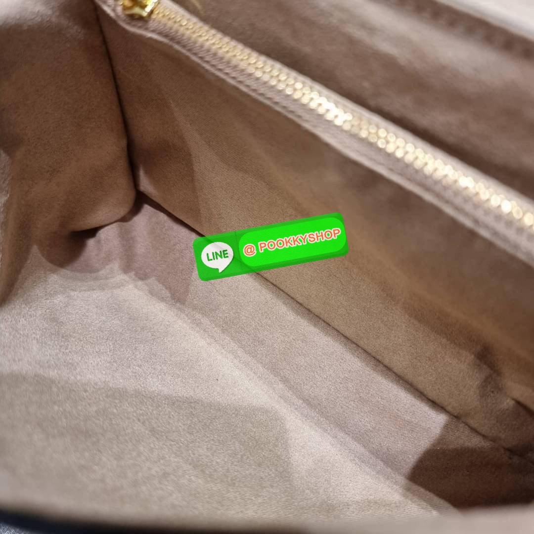 LV MADELEINE BAG ใหม่ล่าสุด อีกหนึ่งรุ่นคลาสสิคหายาก จากเคาน์เตอร์ dutyfree ที่สาวๆรอคอย กระเป๋าถือ/สะพายข้าง ดีไซน์เรียบง่าย แต่เต็มไปด้วยดีเทลความหรู วัสดุหนังวัวปั๊มลายเอกลักษณ์ เปิด‐ปิดด้วยอะไหล่กดล็อคสีทองหรู และมีพวงหนังห้อยพิเศษแถมมาให้ด้วย ภายในแบ