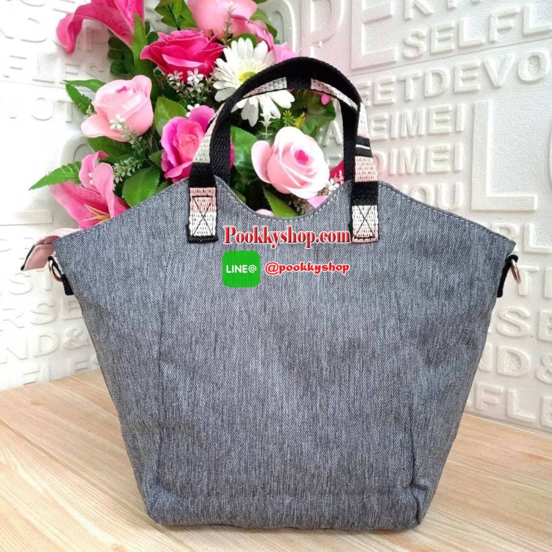 KILING NORI Handbag & Shoulder bag กระเป๋าถือหรือสะพายขนาดกลาง ทำจากวัสดุ ผ้า Nylonเคลือบ+Polyester น้ำหนักเบา จุดเด่นที่ช่องหลักมีขนาดใหญ่ พร้อมช่องซิปแยกย่อย สามารถใส่สัมภาระได้เยอะ มาพร้อมสายสะพายยาว สามารถปรับระดับได้ตามความต้องการ มีพวงกุญแจลิงห้อยตา