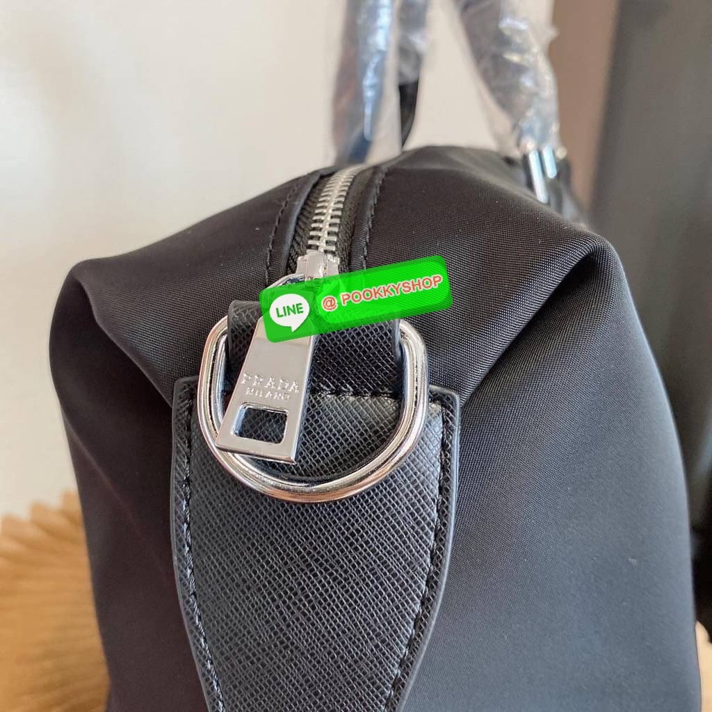 New Arrivals!!!PRADA Bag Premium gift กระเป๋าเดินทางขนาดใหญ่ วัสดุ Nylon กันน้ำ อะไหล่เงิน ถือหรือสะพายไหล่ได้ น้ำหนักเบาจุของได้เยอะ เดินทางต่างจังหวัดได้สบายๆ ด้านในโล่งมี1ช่องซิป และช่องจัดระเบียบอีก3ช่อง ซับใบผ้าลายแบรนด์หรู สายยาวถอดสายได้ปรับระดับได