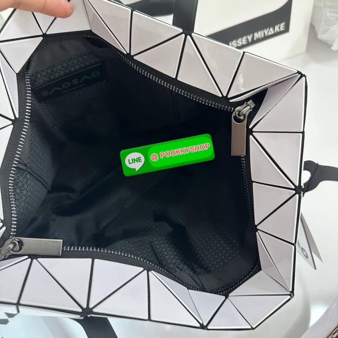 Bao bao Issey Miyake Rock Matte กระเป๋า Bao Bao ซีรีส์นี้จะเป็นทรงสี่เหลี่ยมผืนผ้าและทรงสี่เหลี่ยมจัตุรัส น้ำหนักเบา มีซิปปิดด้านบน ถือเป็นรุ่นที่เหมาะกับการใช้งานในชีวิตประจำวัน สามารถพับมุมและบริเวณด้านล่างของกระเป๋าเพื่อเพิ่มความสะดวกสบายในการใช้งาน ทั