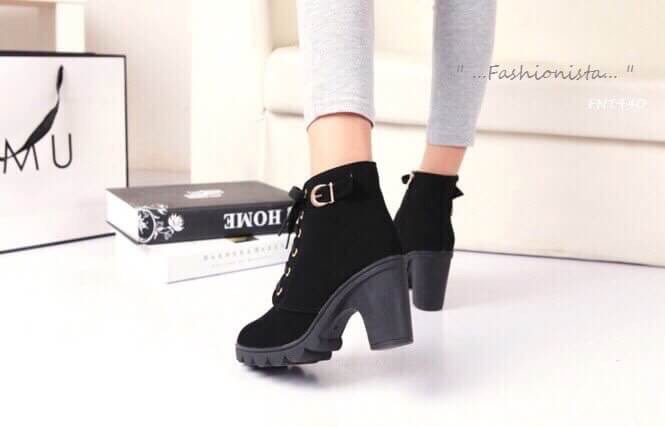 COLLECTION STYLE KOREA Lot ที่ 7 มาถึงแล้วค่ะ งานสวย แบบขายดีมาก ครองแชมป์ขายดีตลอดกาลไปแล้วสำหรับรุ่นนี้ รองเท้าบู้ทสั้นทรงหุ้มข้อส้นหนาพื้นมัฟฟิ่น วัสดุหนังสักกะหลาดเนื้อนุ่มแต่งอะไหล่ทองเงา งานนำเข้าแฟชั่นสไตล์เกาหลี ห่วงร้อยเชือกตอกตาไก่อย่างดี ถอดใส่