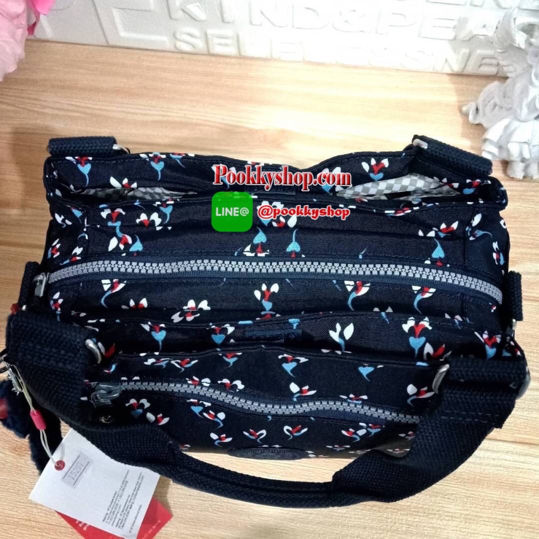 KIPLING ELISE HANDEBAG กระเป๋าถือและสะพายไหล่ ขนาดกำลังพอดี จุของได้มาก มีหูจับสองสาย ถือสะดวก น้ำหนักเบา มีช่องซิป ด้านหน้า ช่อง กระดป๋าหลักเปิด-ปิดด้วยซิป มี3 ช่องว่างใส่ของได้จุมากๆ ใส่มือถือได้ กระเป๋าสตางค์ใบยาว และ เครื่องสำอางค์ได้หลายชิ้นเลยค่ะ เก