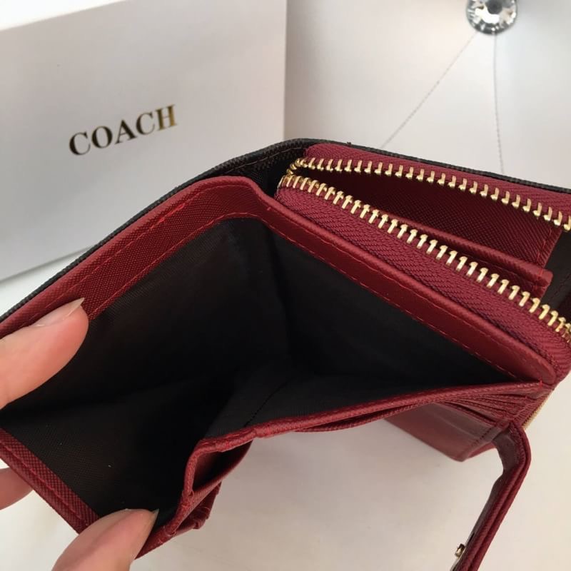 กระเป๋าสตางค์ รุ่นขายดี กระเป๋าสตางค์ Coach สองพับ งานเกรดพรีเมี่ยมปั้มทุกจุด ติดโลโก้ปั้ม Coach ด้านใน 1 ช่องใส่เเบงค์ ใส่บัตร 1 ซิป ภายในมี 2 ช่อง งานสวย เนี๊ยบสุด อุปกรณ์ กล่องเเบรนด์