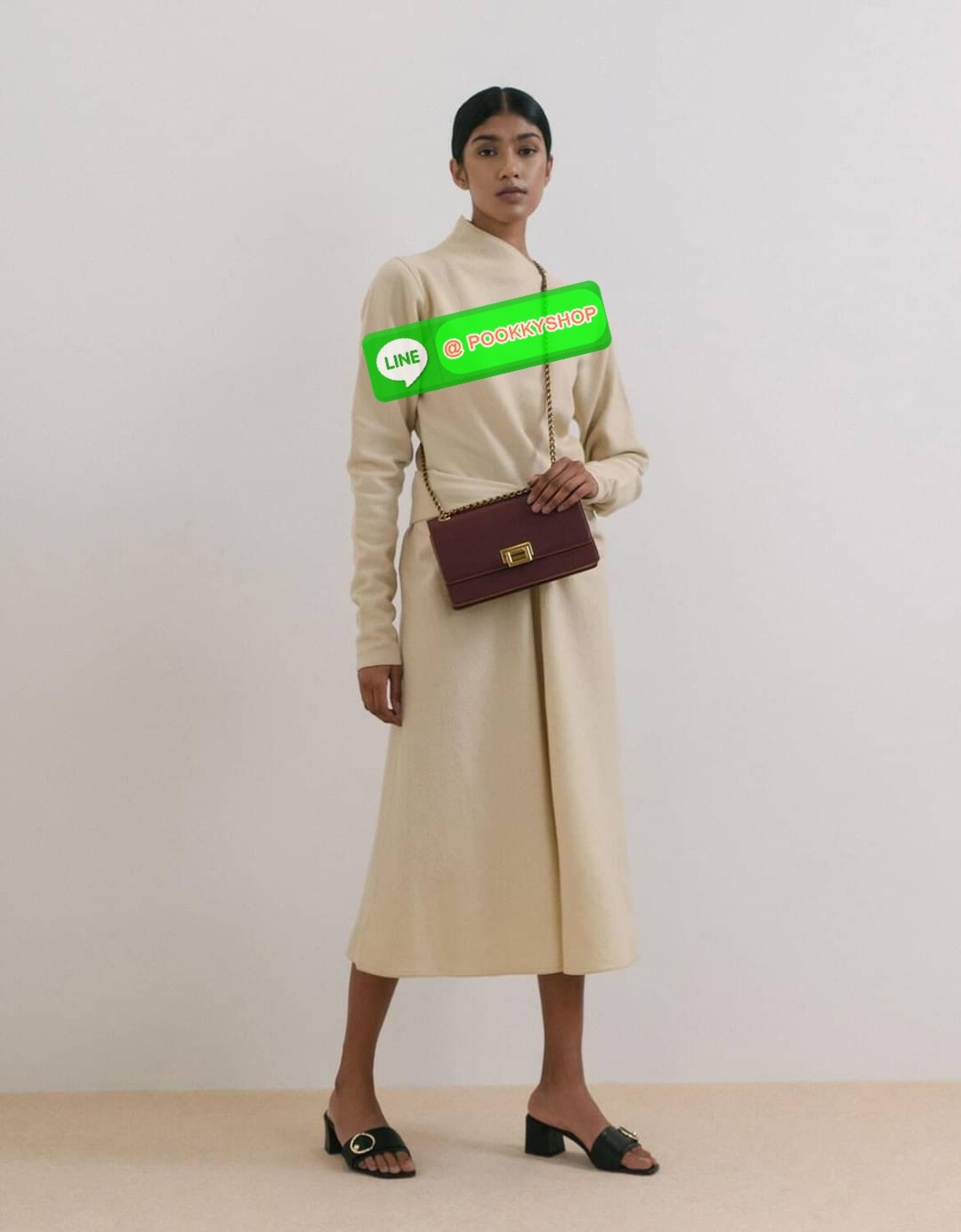 Restock พร้อมส่งครบสีค่า เพิ่มความหรูหราให้คุณกับใบนี้เลยค่ะ Charles & Keith Chain Strap Shoulder Bag กระเป๋าสะพายสายโซ่วางอยู่ทรง วัสดุหนังลายเกรน ตัดกับอะไหล่สีทองหรูหราลงตัว เปิดปิดแบบตัวดันล็อก ด้านในมีช่องซิปเล็ก1 ช่อง จุของได้ดี ใส่กระเป๋าเงินใบยาวไ