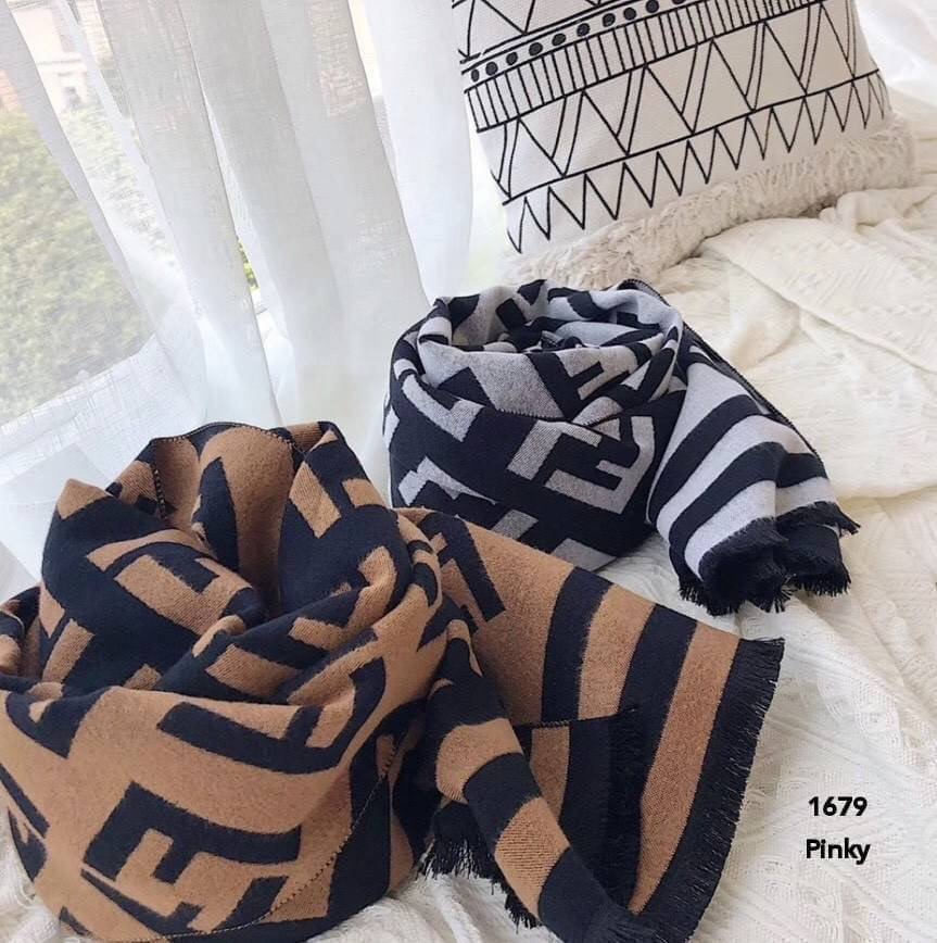 พร้อมส่ง ผ้าคลุมไหล่ fendi 1679 งานนำเข้า ผ้านุ่มมาก ใช้พันคอ คลุมไหล่ ผ้าห่มได้ มีความเก๋ตามฉบับแบรนด์ดัง หนาวนี้สาวๆสาวก fendi ต้องจัดเซตให้เข้ากันจ้า
