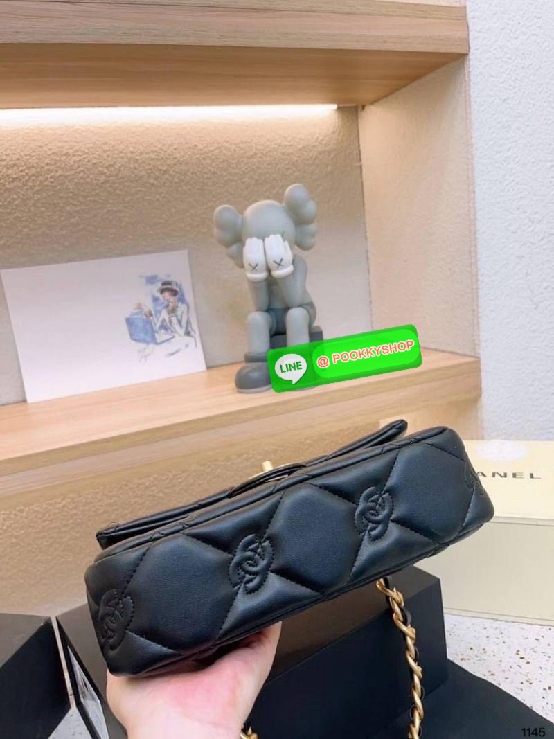 Chanel Flap Bag กระเป๋าสะพายทรงคลาสสิกดีไซส์เป็นเอกลักษณ์ที่ ปั้มโลโก้แบรนด์ที่ตัวกระเป๋า สวยเด่นชัด มาพร้อมสายสะพายโซ่สลับหนังเส้นใหญ่ ทนทาน ดูแพง ชวนสะสม ตอบโจทย์ได้ดีกับทุกสไตล์