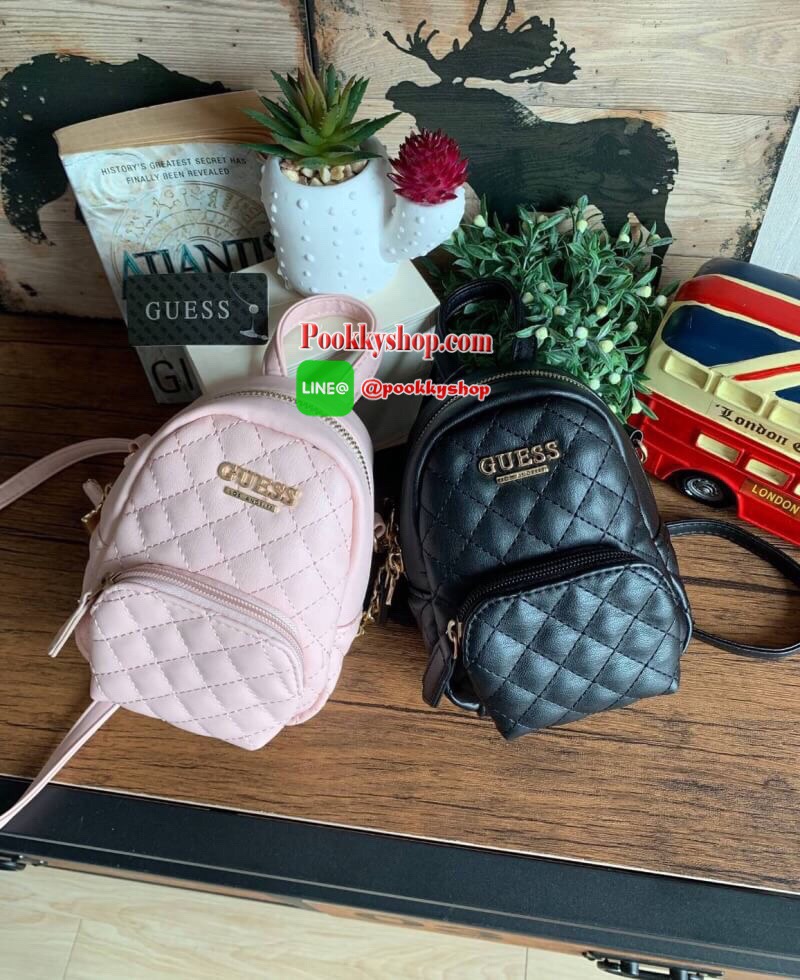 GUESS Factory Women's Evan Mini Crossbody กระเป๋าสะพายใบเล็กสุดน่ารักจาก guess มาแล้วค่า ไอเท็มสุดน่ารัก วัสดุทำจาก pu สกรีนลายสุดน่ารัก ด้านหน้ามีโลโก้ มีพวงกุญแจสวยเก๋ สายสะพายมีสายโซ่สลับหนังปรับได้ 5 ระดับ ด้านบนมีหูหิ้วจับถนัดมือ กระเป๋ามี 1 ช่อ