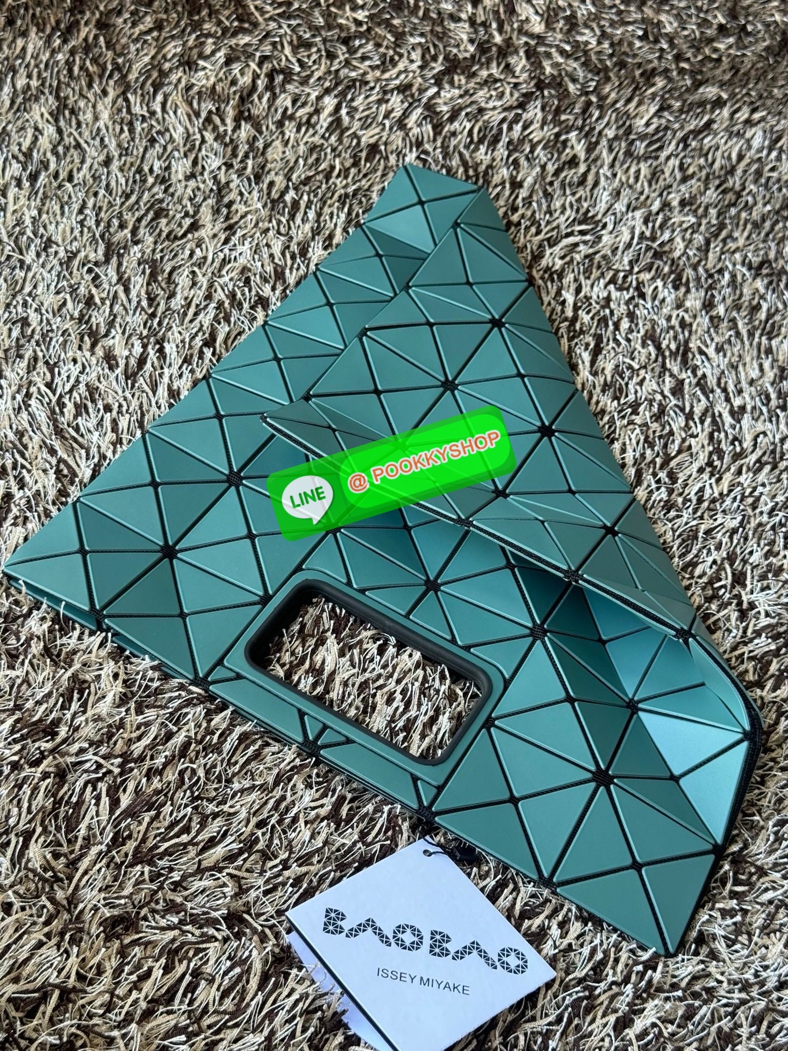 Baobao Issey Miyake large Bocca matte-finish tote bag BOCCA MATTE เป็นกระเป๋าถือรูปแบบใหม่ที่มีด้ามจับด้านในที่ช่วยให้กระเป๋าวางอยู่บนแขนหรือข้อมือได้อย่างนุ่มนวล เป็นกระเป๋าถือขนาดใหญ่นี้มีกระเป๋าด้านในพร้อมซิปที่ช่วยให้จัดเก็บได้อย่างปลอดภัย สามารถใส่แล