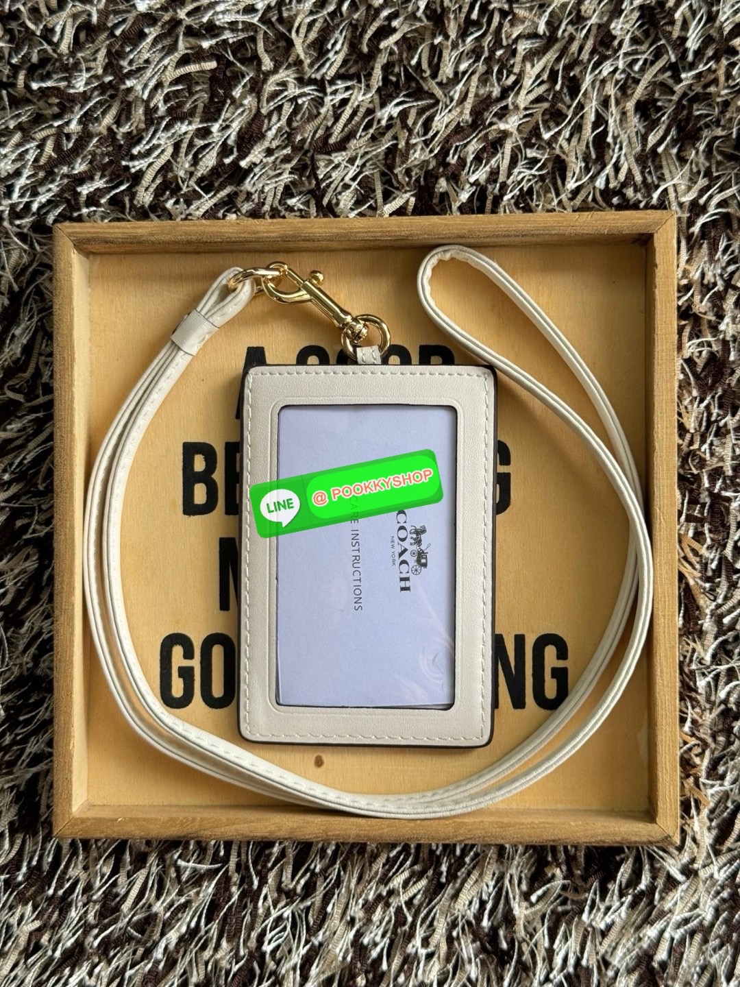 Coach Lanyard In Signature สายคล้องบัตรสุดชิคที่สาวๆออฟฟิต นักเรียนนักศึกษาควรต้องมี ด้านหน้า สามารถใส่บัตรเห็นรูปได้ 1 ใบ และใส่บัตรต่างๆเพิ่มได้อีกถึง 3 บัตรด้วยกัน สามารถถอดสลับสายได้