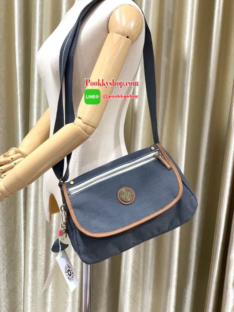 Kipling CARTERA KOUROU Crossbody Bag รุ่นใหม่สำหรับทรงครอสบอดี้ สไตล์สุดฮิตกับการใช้งานที่ง่าน หยิบจับของได้อย่างสะดวกสบาย เปิดปิดด้วยกระดุมแม่เหล็กและซิปด้านใสเพิ่อความปลอดภัย วัสดุ 100% Polyester ลายผ้าบุด้านในดูมีดีเทล สายสะพายปรับได้ฟรีไซส์ ปรับดับพวง