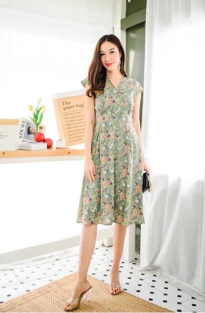 Dress ผ้าลายคอเหลี่ยมแขนยกไหล่นิดหน่อย ทรงเข้ารูปต่อเอวใส่ออกมาคือพอดีตัว ผ้าสวยเนื้อนิ่มลื่น ใส่สบาย งานซับในเย็บเก็บชาย ซิปหลังซ่อน