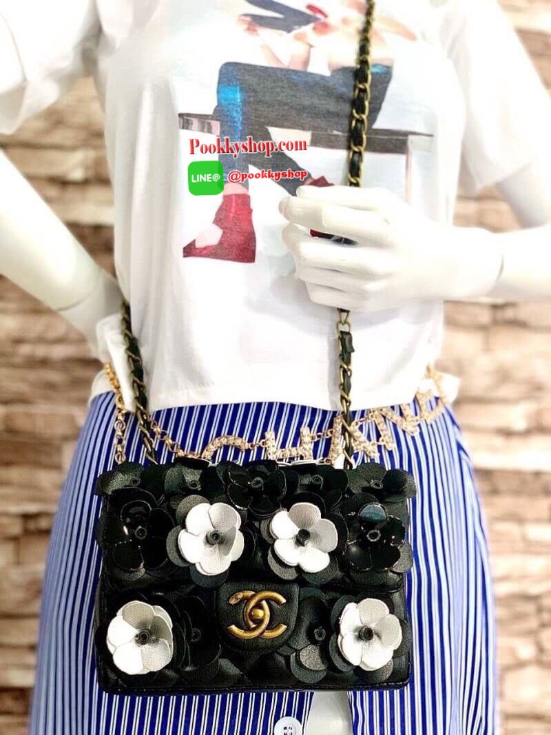 New Chanel Camellia Beauty 💄ลายดอกคามีเรีย อันเป็นสัญลักษณ์แบรนด์ เปิดปิดด้วยตัวล๊อกหมุน มีสายสะพายร้อยหนัง สะพายได้ 2 แบบ ซับในหนัง ใส่มือถือได้ทุกรุ่น กระเป๋าสตางค์ใบกลาง ของใช้อื่นๆได้