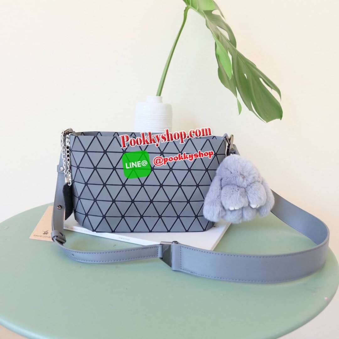 ใหม่ล่าสุด กระเป๋า จากแบรนด์ David Jones กระเป๋าถือ/สะพายข้างดีไซน์เกร๋มาก สีสวยหรูมาก ขนาดกำลังดีเลย น้ำหนักเบามากคะ ภายในมีช่องเก็บของจุกจิกได้ พิเศษ !! แถมน้องกระต่ายขนฟู เข้าset กับกระเป๋าเลยค่า น่ารักมากๆ มีถุงผ้าแบรนด์ให้คะ ใบจริงสวยมากคะ ดีต่อใจ มี