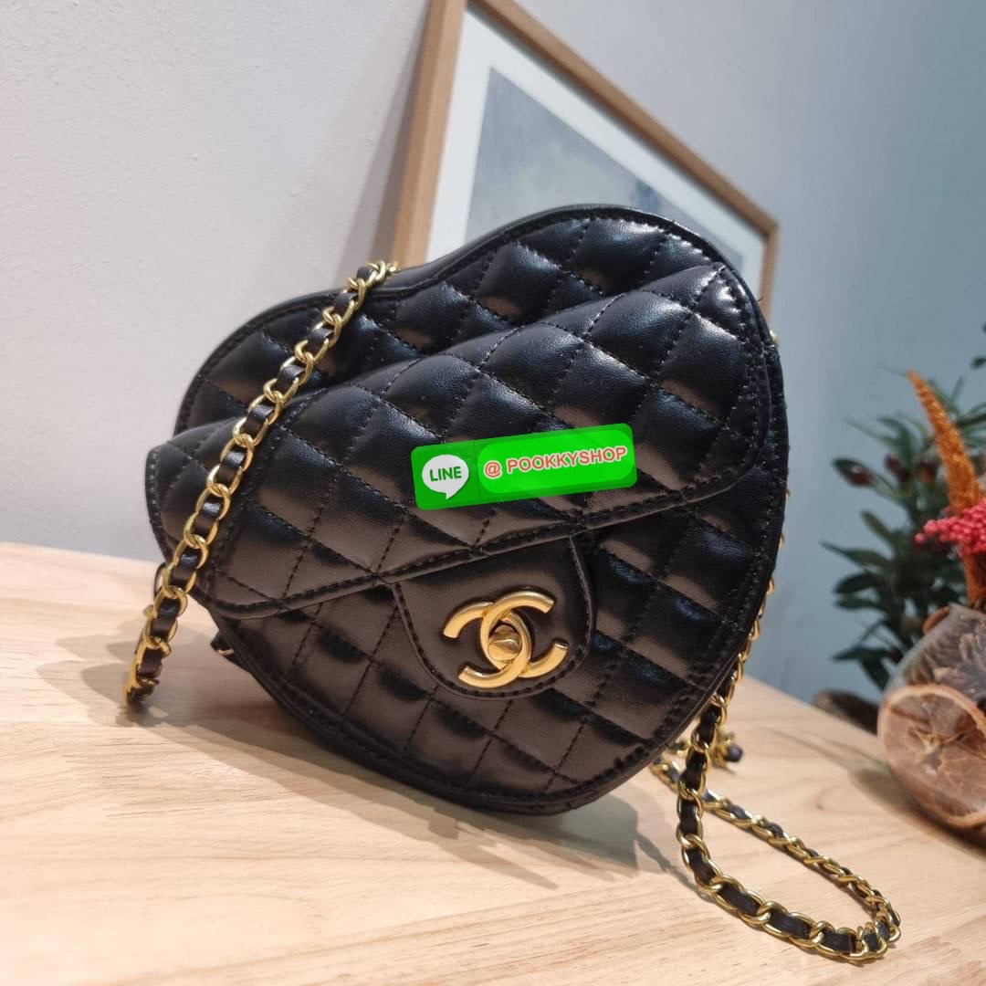 สวยมาก มงลงมาก!! พรีเมี่ยมกิ๊ฟ Chanel vip สุดพิเศษจากเคาน์เตอร์ duty free กระเป๋าสะพายสุดคิ้วท์ ที่ดีไซน์รูปทรงหัวใจไม่ซ้ำใคร น่ารักทุกสี น่าใช้ไปเลยแม่!! วัสดุหนังแกะฟอกสี เปิด-ปิดด้วยซิป ด้านหน้ามีช่องเก็บของจุกจิก ภายในเป็นช่องโล่ง ใส่มือถือ ใส่กระเป๋า