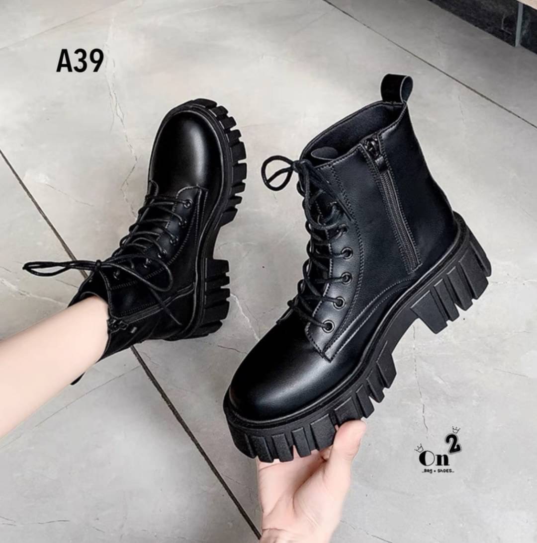 ลุคสนามบินออกบ้านทั้งทีรองเท้าต้องไม่ธรรมดาคร่า บูทเที่ยวเขา แค้มป์ปิ้งเดินป่า เช็คอินรีสอท หรือคาแฟ่สวยๆฟิวเมืองนอกเกร๋ๆ ถ่ายรูปสวยมากกและที่สำคัญบูทคู่นี้สวยแมทช์กับชุดได้ง่ายมากๆค่ะ