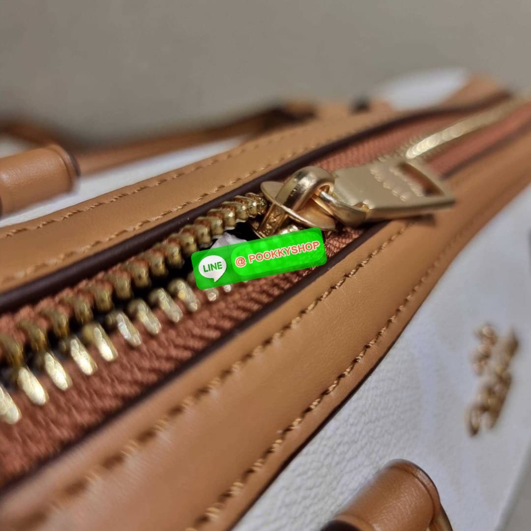 COACH CA149 ROWAN SATCHEL IN BLOCKED SIGNATURE CANVAS สีเข้าใหม่ตัวท็อปอีกหนึ่งรุ่น กับกระเป๋าทรงหมอน ดีไซน์คัลเลอร์บล็อค โทนสีตัดกันอย่างลงตัว ใช้งานง่าย ตอบโจทย์ทุกลุค ทุกสไตล์ มาพร้อมหูจับในตัว และสายครอสบอดี้ วัสดุหนังแคนวาสสลับหนังแท้ มีซิปด้านหน้า แ