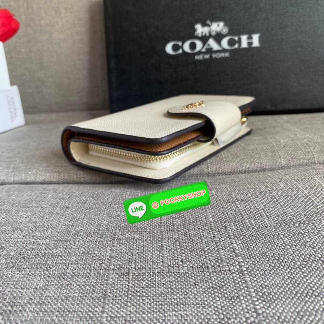 COACH 6390 MEDIUM CORNER ZIP WALLET กระเป๋าสตางค์ใบกลาง สีพื้นเรียบหรู วัสดุcrossgrain ภายในมีช่องใส่บัตรและธนบัตรได้ทุกชนิด มีช่องซิปใส่เหรียญ ขนาดกะทัดรัดพกพาง่าย คนชอบจัดระเบียบกระเป๋าสตางค์แนะนำเลยจ้า