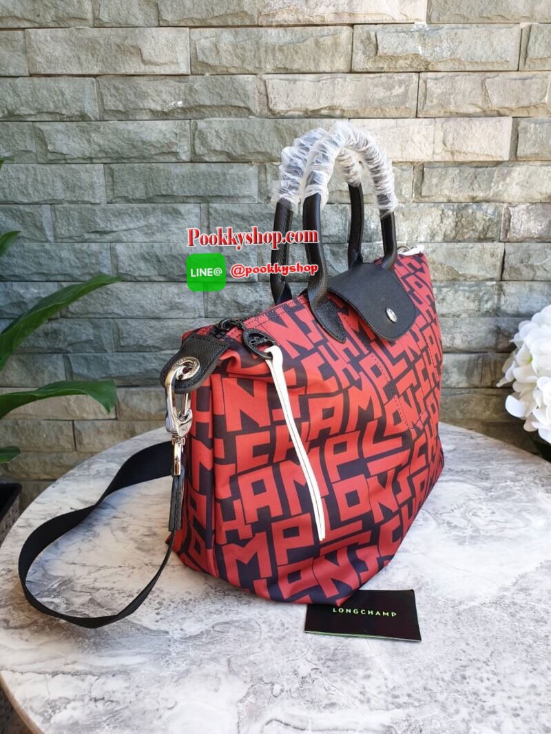 LE PLIAGE LGP TOP HANDLE BAG M รายละเอียด • วัสดุ: ผ้าใบ • อะไหล่: นิกเกิล • ตัวกระเป๋า: ผ้าใบโพลีอะไมด์เคลือบด้านใน • ตกแต่ง: หนังวัว รายละเอียดภายนอก • การปิด: ซิปและกระดุมสแน๊ป • สายสะพาย: ถอดออกได้ • ช่อง: 1 รายละเอียดภายใน • ช่องใส่ของ: 1 • จุของได้เ