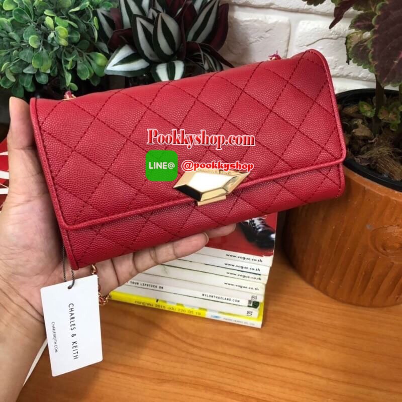 Charles&Keith Quilted Chain Wallet กระเป๋าสตางค์ใบยาว วัสดุลายหนังคาเวียร์ เปิด-ปิดด้วยตัวกดล๊อก ด้านในมีช่องซิปใส่เหรียญ ช่องใส่บัตร ช่องใส่ธนบัตร ใส่ iphone7+ได้ มาพร้อมสายยาว 102 cm.สามารถถอดสายออกได้ (ปรับสายไม่ได้)
