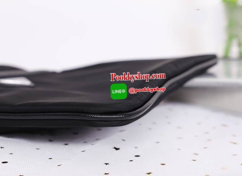 Prada Men's VELA Shoulder Bag ผ้าไนล่อน ตัวกระเป๋าขนาดกำลังดี สีดำด้าน สวยมากๆ ทำงานหรือเรียน เท่ห์และคลาสสิคสุดๆ มีช่องแบ่งเก็บของได้ถึง 3 ช่อง 1ช่องซิปใหญ่ ด้านใน 1 ช่องซิป และช่องใส่ของจุกจิ อีก 1 ช่อง แยกใส่ของเป็นสัดส่วน น้ำหนักเบา จุของคุ้ม สาย