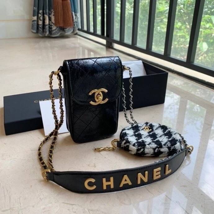 Chanel Shoulder Bag VIP Gift With Purchase (GWP) พรีเมี่ยมกิ๊ฟรุ่น Limited วัสดุหนัง pu เปิดปิดด้วยฝาปิดตัวล๊อคอะไหล่ทองและซิป หัวซิปแบรนด์ สามารถใส่ มือถือ iphone+ ของใช้จุกจิกได้เยอะ และมีกระเป๋าใส่เหรียญถอดได้ สายโซ่ร้อยหนังอะไหล่ทอง+เงิน Crossbody มาพ