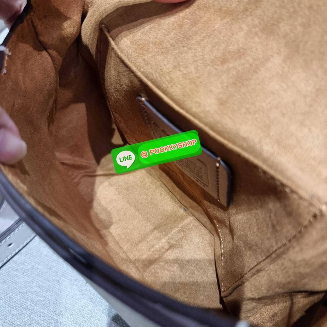 COACH C3593 GEORGIE SADDLE BAG IN COLORBLOCK SIGNATURE CANVAS WITH RIVETS ยกระดับความหรูให้กับตัวเองกันหน่อย ด้วยกระเป๋ารุ่นนี้!! ครอสบอดี้ที่ดีไซน์หรู อัพเลเวล ในราคาที่จับต้องได้ วัสดุหนังแคนวาสเคลือบสลับหนังเรียบ พิเศษไปอีกตกแต่งขอบด้วยหมุด เพิ่มดีเทลก