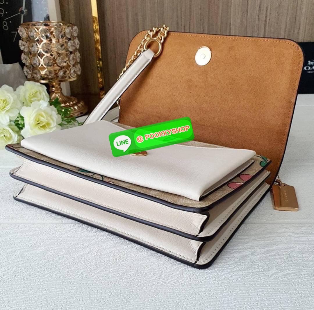 Coach CE610 ลายเชอร์รี่สุดคิ้วท์! 🍒🍒 สายโซ่ทองหรู+ดีเทลลายพิเศษ หิ้วได้หลายโอกาส จะออกเดทหรือสะพายชิคๆ ก็โดนใจสุดๆ รุ่นนี้งานจริงสวยมากกก สะพายแล้วขับผิวสุดๆ ไปเลยค่าา