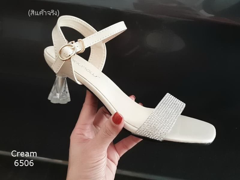 สินค้าพร้อมส่ง กำลังอินค่า!!! รุ่นสูงน้อยที่สาวๆถามหา วัสดุพลาสติคใสนิ่มแบบสวม สายรัดข้อเข้มขัดสอดปรับได้ ส้นอะคริลิคใส กระแสแรงเว่อร์ๆๆ เห้นแล้ว like เลย ใส่แล้วดูเซ็กซี่ เปรี้ยว ดูดี ขับผิวขาว ครบ!! ไม่ควรพลาดคะ!