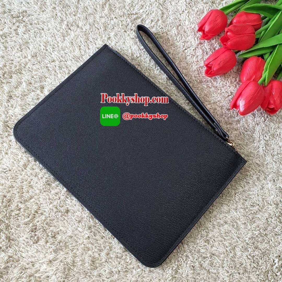 NEW ARRIVAL!! กระเป๋าคลัทช์&คล้องมือ ทรงหรู จากงาน CHANEL VIP GIFT(GIFT WITH PURCHASE) จากเคาเตอร์ต่างประเทศ จากแบรนด์ CHANEL ลายหนัง SAFFIANO ของแท้ 100% ด้านหน้าปั้มหนังลายโลโก้ เปิดปิดด้วยซิป อะไหล่ทอง ด้านในปั้ม MADE IN ITALY ด้านหนึ่งเป็นช่องซิปใส่ขอ