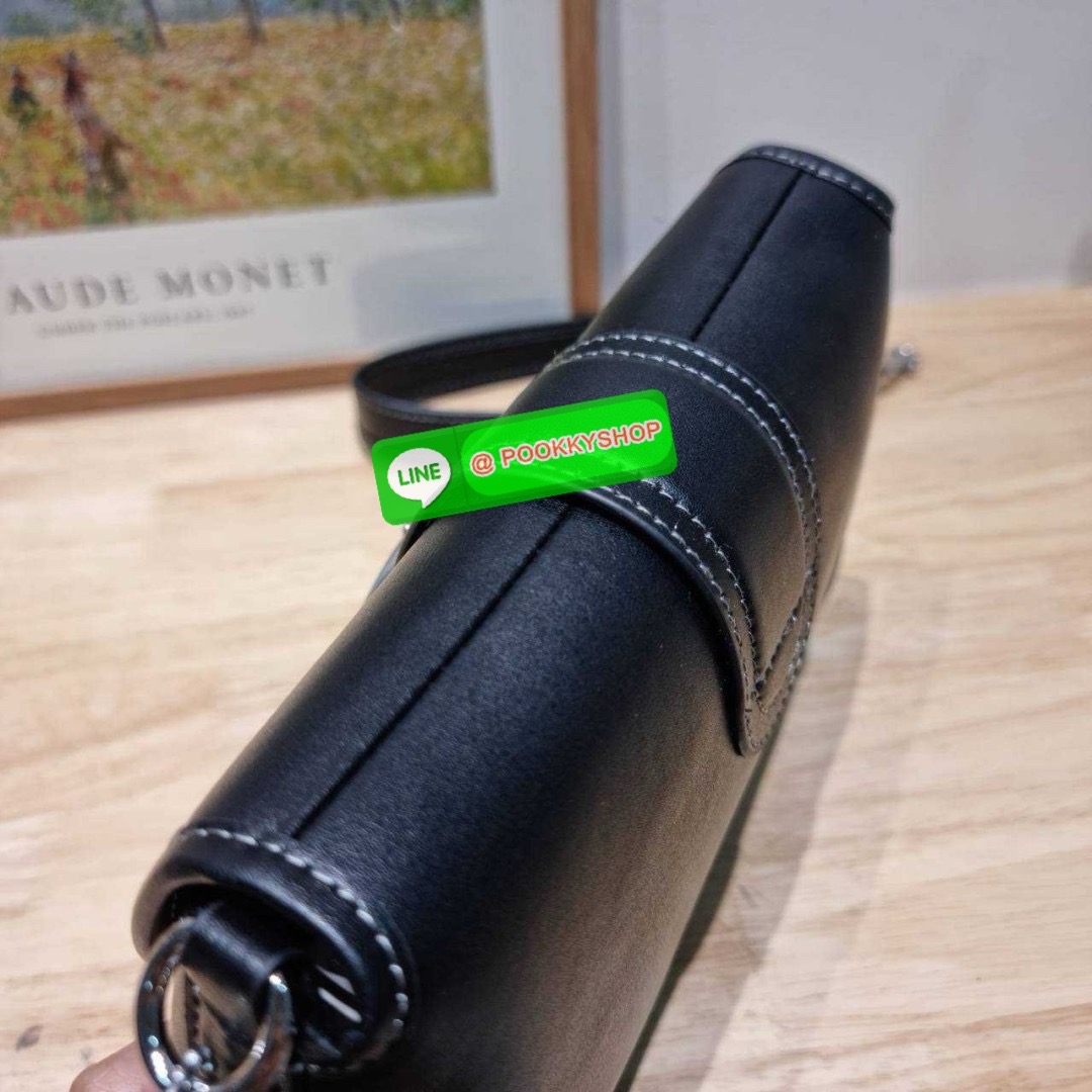 COACH CR737 SOHO BAG IN REPURPOSED DENIM 🔅 Details เลิกสวยแซ่บกี่โมงคะคุณน้า! ไอเท็มให้พาใจสั่นมาอีกแล้ว! กับกระเป๋าสะพายไหล่สไตล์วินเทจ ที่ยังคงแมสและฮอตมาก ด้วยรูปทรงที่ใช้งานง่าย ไม่เกะกะ แต่มีความเรียบหรูในตัว กระเป๋าปิดด้วยกระดุมแม่เหล็ก ภายใ