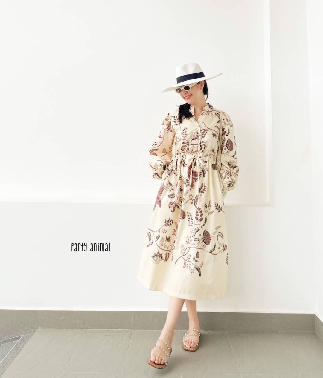 สวยจึ้งมากแม่!!! Maxi dress ทรงแขนยาวพองๆ คอจีนมีกระดุมหน้าอก ทรงปล่อย มีเชือกผูกในตัวรูดเอวได้ค่ะ มีกระเป๋าล้วงข้าง เนื้อผ้าคอตตอนใส่สบายมีซับในกระโปรงค่ะ