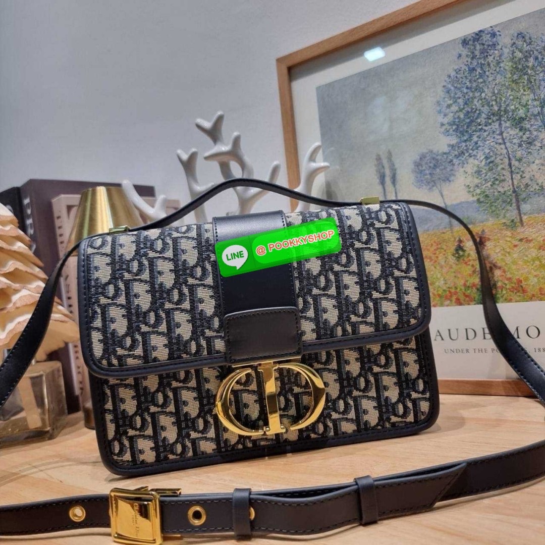 CD 30 MONTAIGNE BAG 🔆 Details กระเป๋าสะพายข้างสุดฮอต จากเคาน์เตอร์ dutyfree ที่สาวๆต้องไม่พลาด ทรงสวยมีกิมมิคในตัว ดูแพง ดีไซน์ย้อนยุคเป็นเอกลักษณ์ เปิด-ปิดด้วยอะไหล่กดล็อคแน่นหนา ใช้งานง่าย ด้านหลังมีช่องใส่ของจุกจิกได้ ภายในเป็นช่องโล่ง ใส่ของสำ