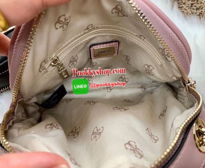 New arrival !! GUESS CROSSBODY// SHOULDER BAG กระเป๋าสะพาย วัสดุหนังเดินด้ายแบบนวม เย็บลายแบรนด์ หนังนิ่มมือดีมากๆค่ะ ด้านหน้าตืดแผ่นโลโก้แบรนด์มาให้ มีช่องซิปหลักให้2ช่อง สามารถใส่กระเป๋าสตางค์ใบสั้นได้;มือถือได้ทุกรุ่น มีช่องซิปใส่ของจุกจิก พร้อมช่องเสี