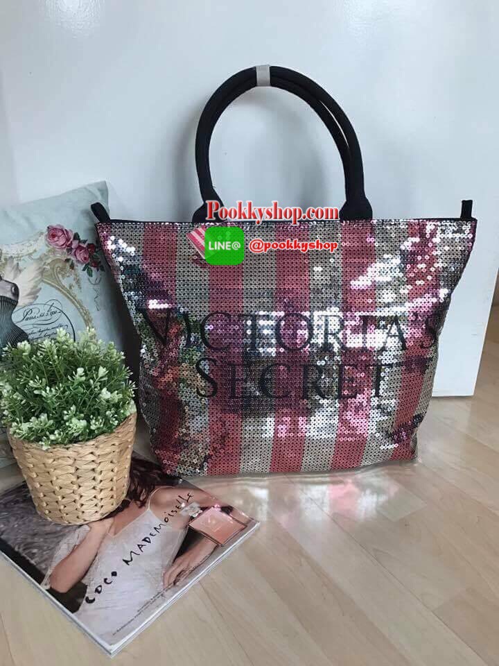 Victoria's Secret Limited Edition 2015 black friday sequin tote รุ่นหายากมาแล้ววค่ะ เป็นกระเป๋าที่ด้านหน้าเป็นเกล็ดลูกปัดวิ้งเรียงสลับสี ตัดกันอย่างสวยงาม เปิดปิดด้วยซิป ภายในกว้าง จุของเยอะ ใส่เสื้อผ้า อุปกรณ์สำหรับไปเล่นฟิตเนส หรือ เอกสาร โน้ตบุค ใ