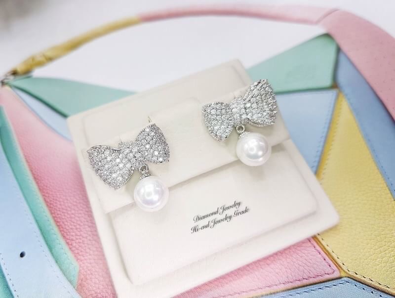 New arrival!!!!! เซตสร้อย ต่างหูโบว์ประดับมุก งานเพชร CZ แท้ งานน่ารักมากกก ใส่ออกมาสวยขนาดไม่เล็กไม่ใหญ่ ห้ามพลาดน้าสาวๆ ใส่ได้แบบ Everyday กันเลยทีเดียว