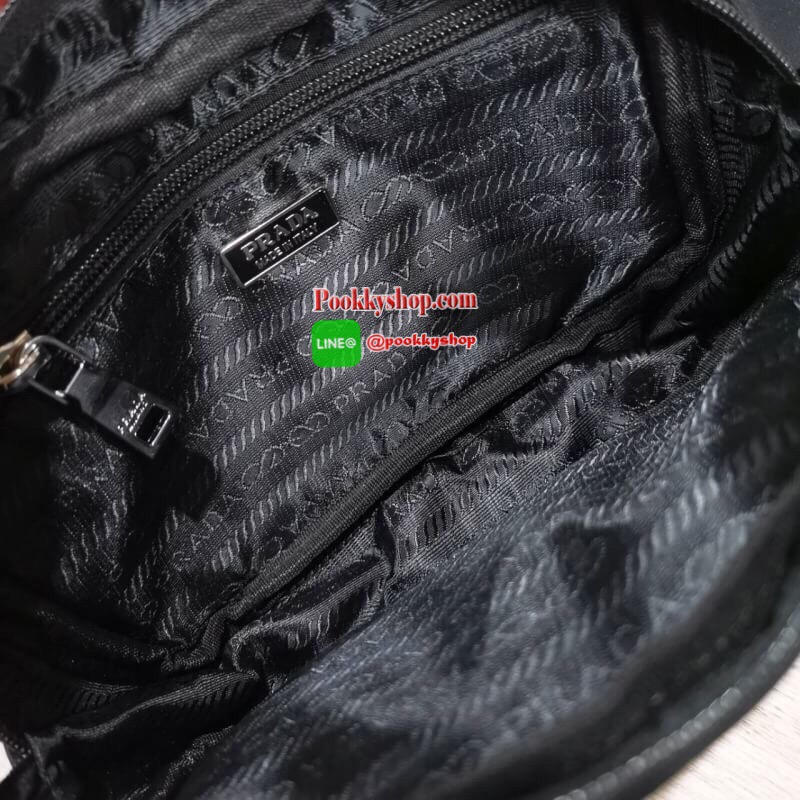 NEW! PRADA NYLON MINI WAIST BAG GIFT WITH PURCHASE (GWP) Limited edition กระเป๋าพรีเมี่ยมกิ๊ฟจากเคาน์เตอร์แบรนด์ต่างประเทศ วัสดุ Nylon เนื้อหนา ด้านหน้ามีโลโก้แบรนด์และช่องซิป เปิดปิดด้วยซิปสะดวกใช้ ภายใน Polyester 100% มีโลโก้ สายคาดเอวหรือคาดอกสามารถเลื
